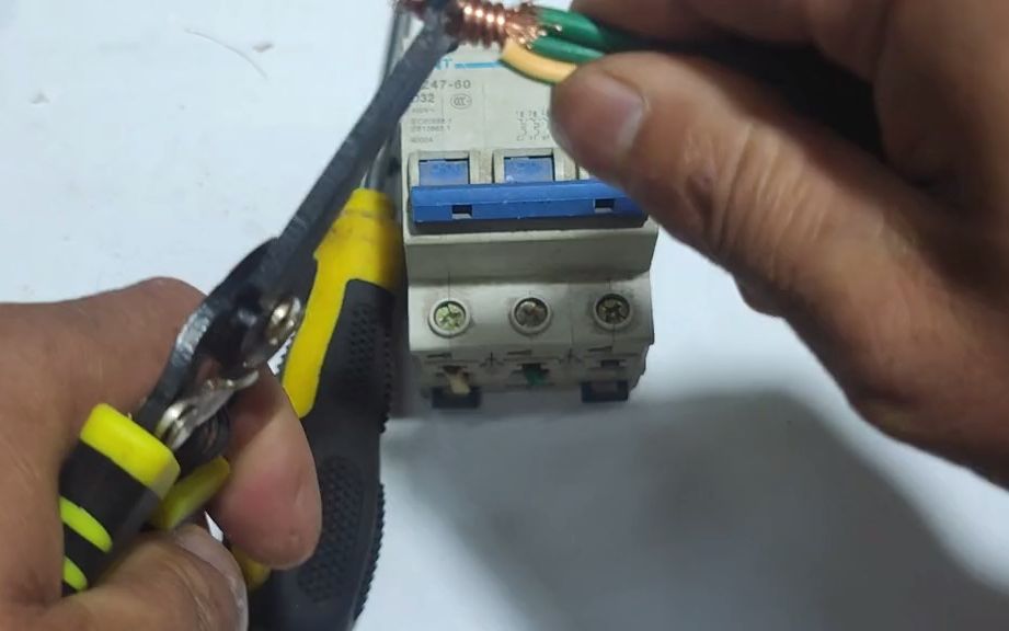 老電工揭秘 開關接線常見誤區，兩根軟線與一根硬線如何正確連接